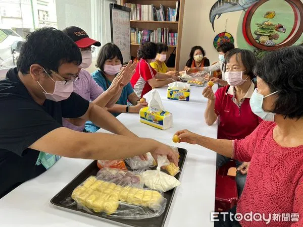 ▲「幸福種子志工隊」與在地糕餅名店合作，一起動手做月餅。（圖／記者楊漢聲翻攝）