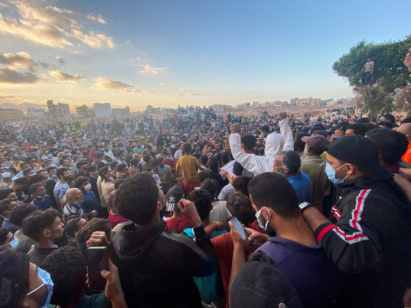 ▲▼利比亞洪災，德納市（Derna）災民聚集在薩哈巴清真寺（Sahaba Mosque）示威。（圖／路透）