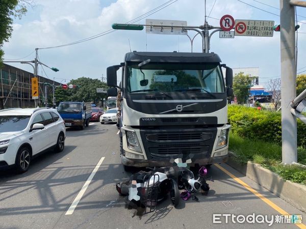 ▲▼             新北市三峽區復興路隆恩街砂石車與機車碰撞。（圖／記者陳以昇翻攝）