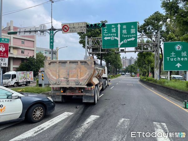 ▲▼             新北市三峽區復興路隆恩街砂石車與機車碰撞。（圖／記者陳以昇翻攝）