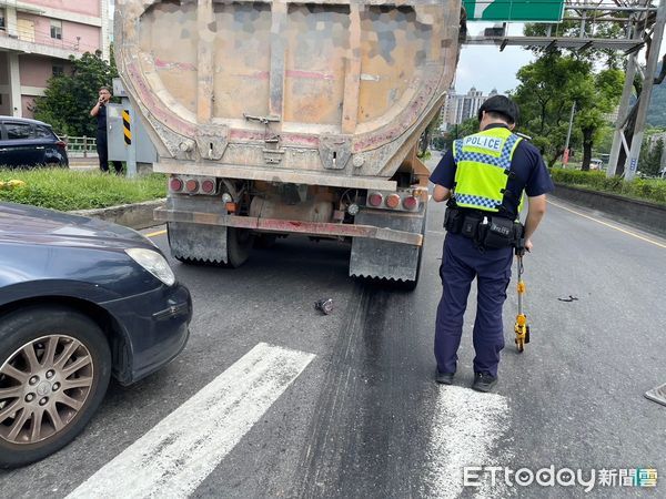 ▲▼             新北市三峽區復興路隆恩街砂石車與機車碰撞。（圖／記者陳以昇翻攝）