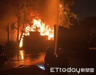 高雄汽車零件工廠凌晨大火！一路燒到空地廢油　警消急拉水線灌救