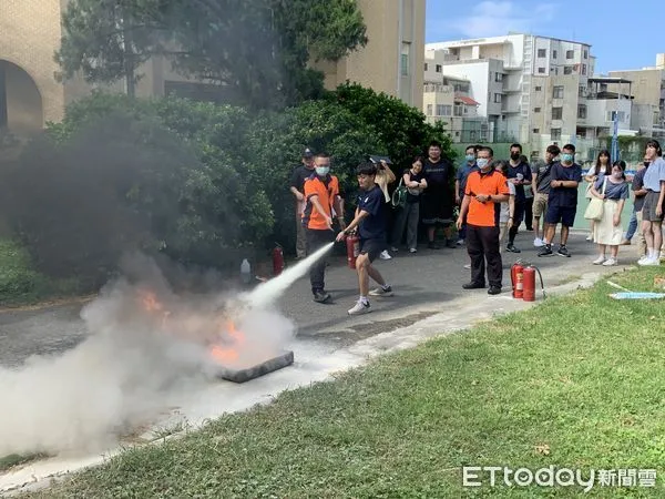 ▲台南市消防局第七大隊中正分隊、灣裡分隊21日，分別在台南女中、龍崗國小，舉辦防震防災宣導活動。（圖／記者林東良翻攝，下同）