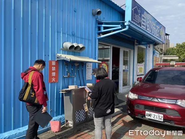 ▲台南市消防局加強自助洗衣店業者針對瓦斯桶的使用安全，違反者將依消防法處罰。（圖／記者林東良翻攝，下同）