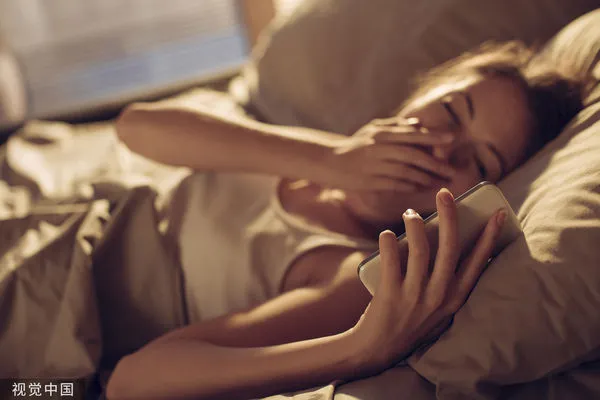 ▲▼起床、睡眠、滑手機、失眠、女子、床上。（示意圖／CFP）