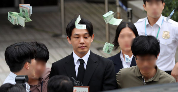 ▲劉亞仁在法院前被鈔票砸臉。（圖／翻攝自newsis）