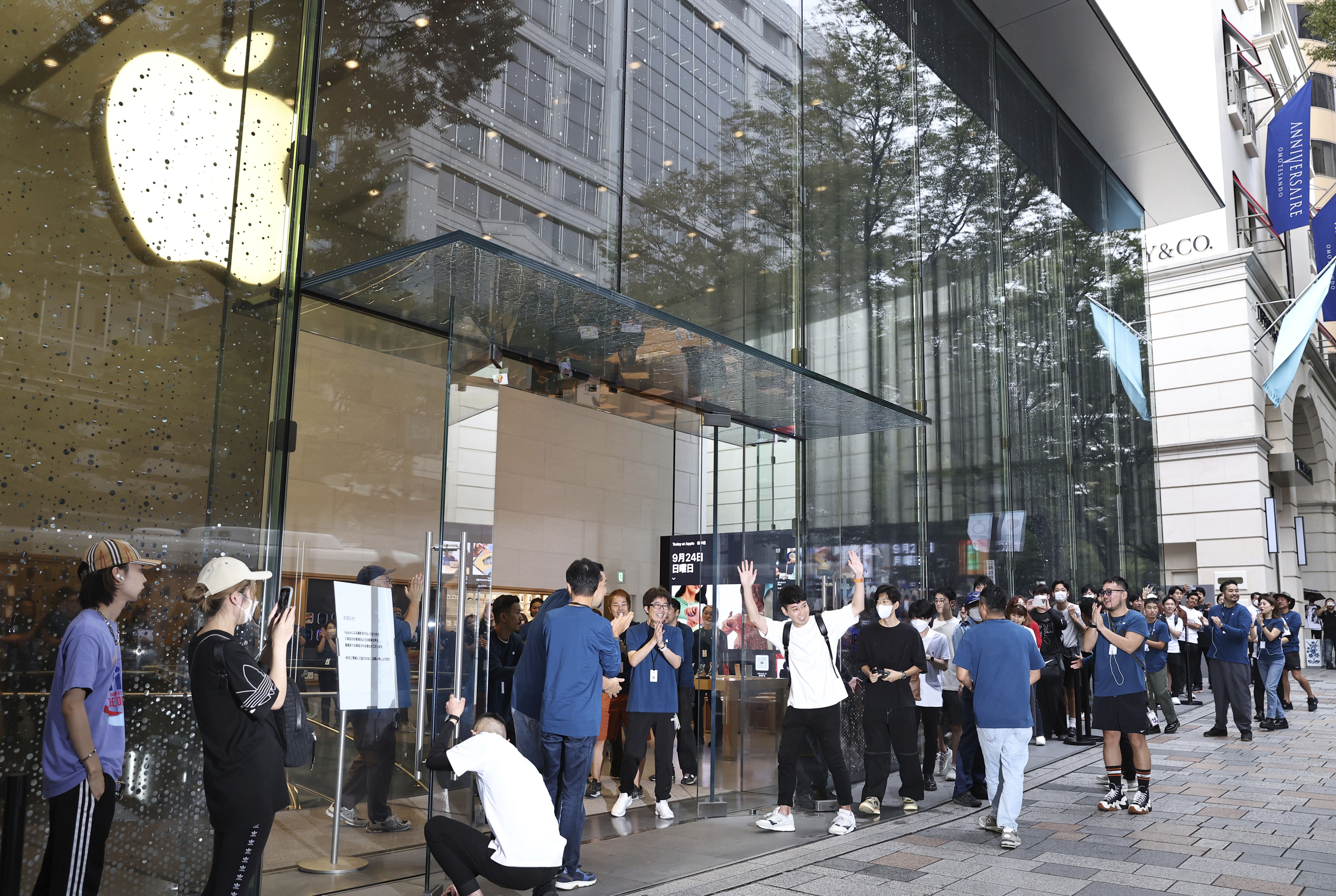 ▲▼ 日本東京Apple Store排隊購買iPhone 15的人潮。（圖／達志影像／美聯社）