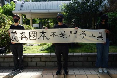 多圖/進口雞蛋攻防 青年衝立院舉布條「農為國本不是鬥爭工具」