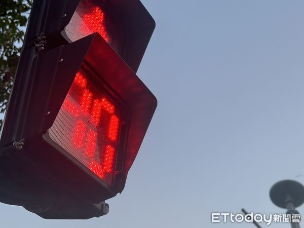 ▲▼台中市區,街景,街道,台灣大道,中港路,行人,示意,馬路,台中捷運,騎士,街頭,駕駛,開車,斑馬線,紅綠燈。（圖／記者許權毅攝）