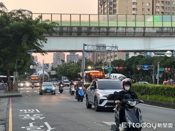 ▲▼台中市區,街景,街道,台灣大道,中港路,行人,示意,馬路,台中捷運,騎士,街頭,駕駛,開車,斑馬線,紅綠燈。（圖／記者許權毅攝）