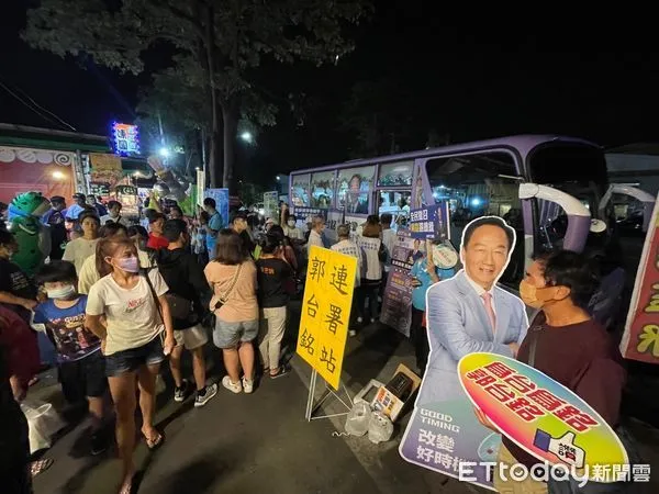 ▲▼郭台銘「連署專車」高雄青年夜市一樣塞爆。（圖／記者吳世龍攝）