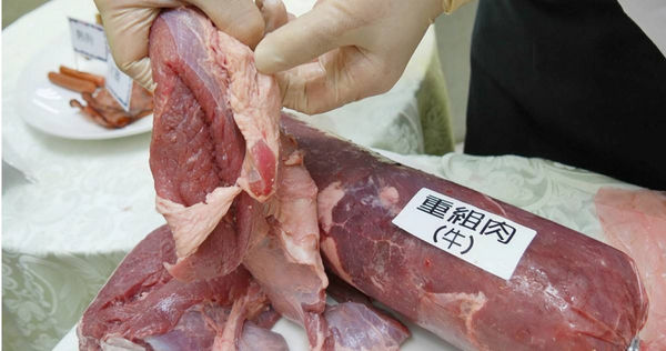 透過黏著等方式加工製造的組合肉不僅易孳生細菌，烤肉時若不慎沒烤熟可能導致食物中毒，長期食用也會增加猝死風險。（圖／報系資料照）