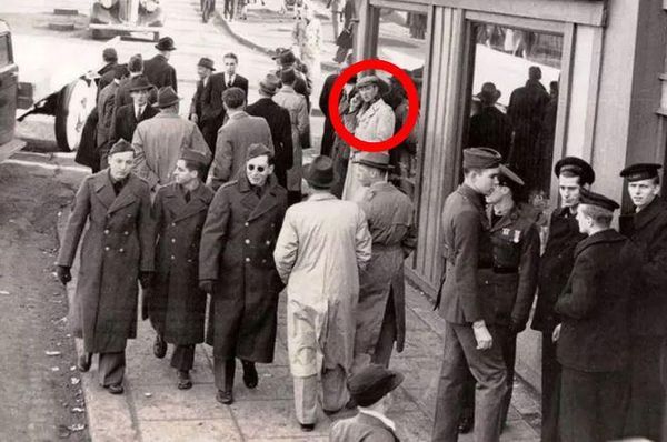 有網友分享一張二戰時期的照片，赫然發現其中一名男子似乎正在「使用手機」與別人通話，引起網友們熱議。（翻攝臉書社團「Gamlar ljósmyndir」）