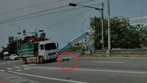 ▲老翁騎機車企圖闖紅燈穿越福興橋，與大貨車發生碰撞。 （圖／翻攝自記者爆料網）