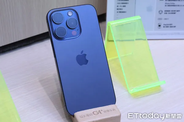 ▲▼亞太電信三創門市iPhone 15開賣。（圖／記者李毓康攝）