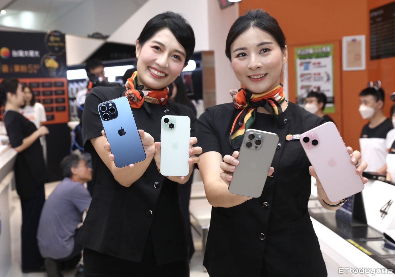 ▲▼台灣大三創門市iPhone 15開賣  。（圖／記者李毓康攝）
