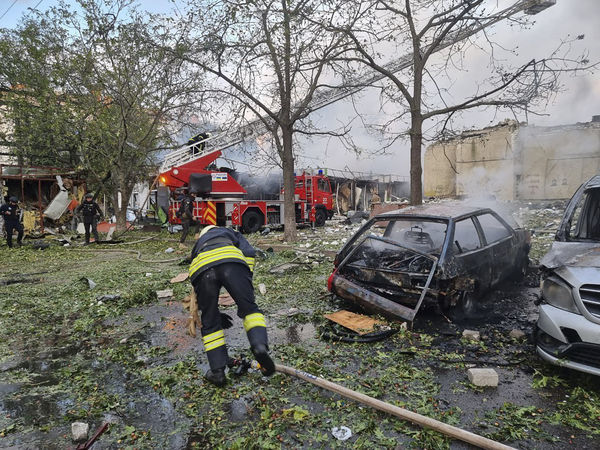 ▲▼烏克蘭消防員正在撲滅俄羅斯空襲引發的火災。（圖／達志影像／美聯社）