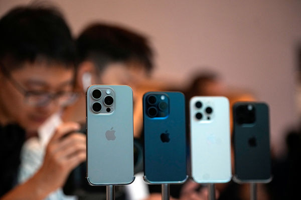 ▲▼ 中國上海民眾選購iPhone 15 Pro新機。（圖／路透）