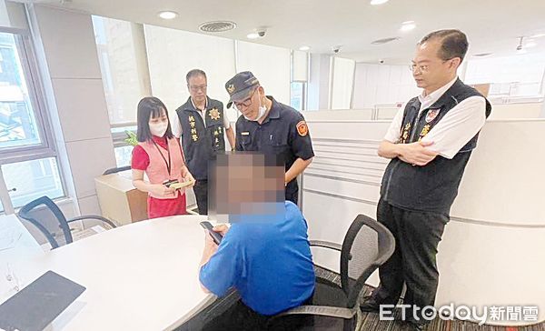 ▲桃園市蘆竹警分局陳清華、偵查隊長與行員等人建議李姓男子立即查證，確認是否被詐騙。（圖／記者沈繼昌翻攝）