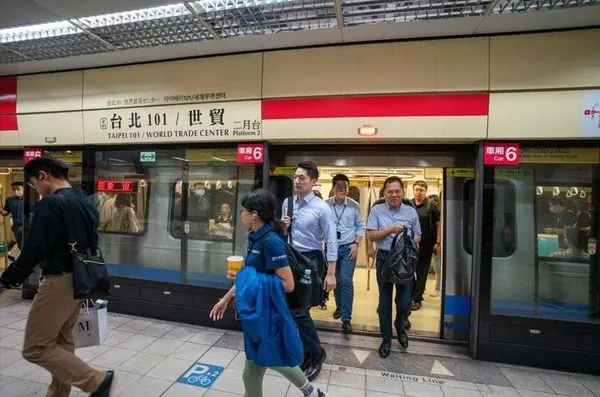 台北市長蔣萬安響應國際無車日，搭乘捷運淡水信義線前往市政府上班。（北捷提供）