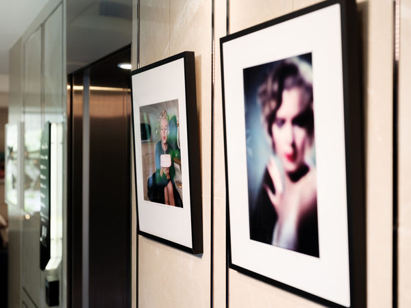 ▲專屬藝術樓層中每個房間搭配不同城市主題的攝影作品,酒店1樓可見傳奇女神瑪麗蓮夢露（Marilyn Monroe）。（圖／HOTEL MVSA慕舍酒店提供）