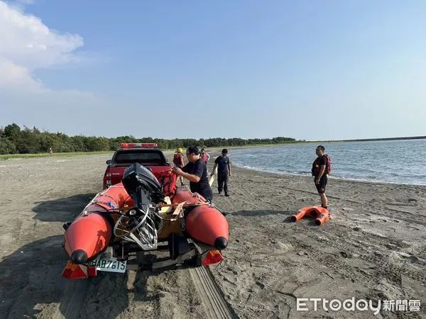 ▲台南市安平區漁光島海域，22日下午驚傳有人溺水，台南市消防局派員火速馳抵現場，將落水女大學生以救護車送往郭綜合醫院救治。（圖／民眾提供，下同）