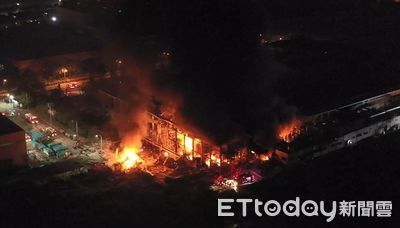 屏東工廠爆炸「空拍畫面曝光」！建築燒到剩骨架　黑煙覆蓋天空