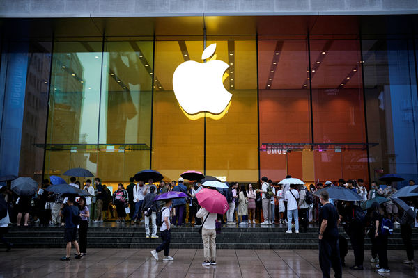 ▲▼蘋果收購手機台北iphone 15開賣，上海門市湧入大量顧客。（圖／路透社）