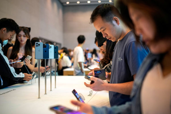 ▲▼蘋果iPhone 15開賣，上海門市湧入大量顧客。（圖／路透社）