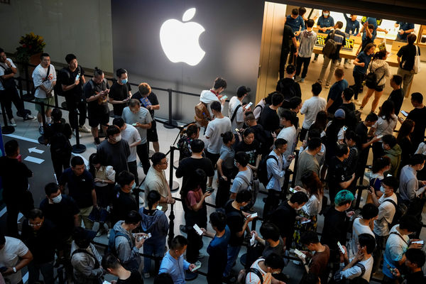 ▲▼蘋果iPhone 15開賣，上海門市湧入大量顧客。（圖／路透社）