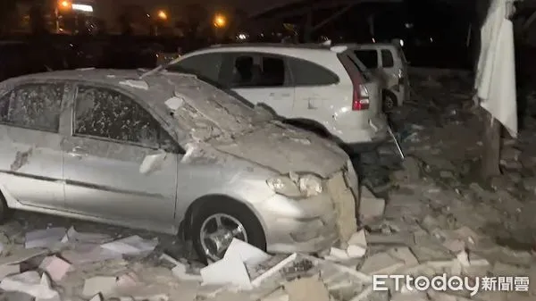 ▲▼▲▼屏東科技園區工廠倉庫起火，爆炸現場。（圖／記者黃彥傑翻攝）