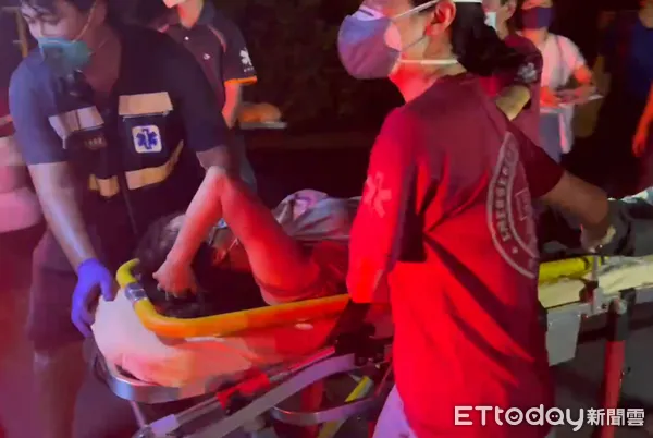 ▲▼受困女員工被救出。（圖／記者吳世龍攝）