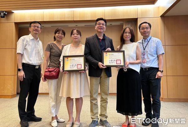 ▲新北市副市長劉和然（右3）頒獎給推動閱讀獲獎的老師。（圖／新北市教育局提供）