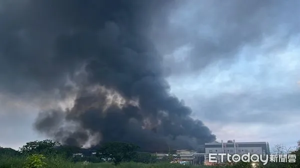 ▲屏東工廠爆炸火勢至清晨仍未撲滅。（圖／記者吳世龍攝）