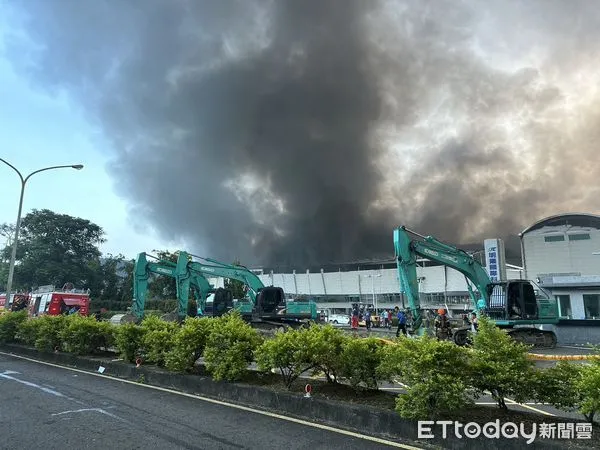 ▲▼屏東工廠爆炸，失聯民眾家屬在外祈禱等候。（圖／記者白珈揚攝）