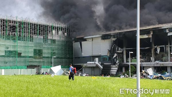 ▲▼             屏東工廠爆炸，現場鐵皮、機車被炸翻，消防車也被炸爛。（圖／記者黃彥傑攝）