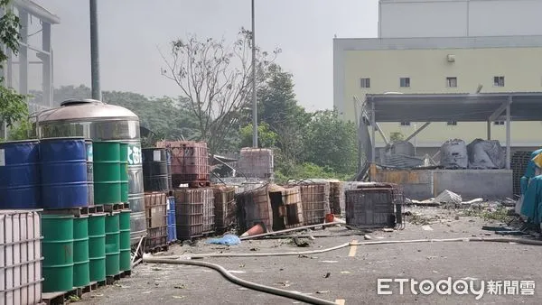 ▲▼             屏東工廠爆炸，現場鐵皮、機車被炸翻，消防車也被炸爛。（圖／記者黃彥傑攝）