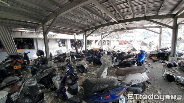 ▲▼             屏東工廠爆炸，現場鐵皮、機車被炸翻，消防車也被炸爛。（圖／記者黃彥傑攝）