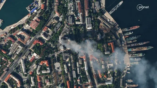 ▲▼衛星圖像顯示，烏克蘭對克里米亞發動空襲後，俄羅斯黑海艦隊總部冒出濃煙。（圖／路透）