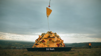 挑戰最長牽絲！多力多滋「做巨型玉米片拉起司」　14.9m破世界紀錄