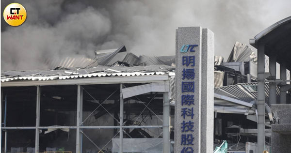 屏東明揚國際科技公司工廠昨（22日）晚上發生爆炸，造成4消防員殉職，百人受傷。（圖／宋岱融攝）
