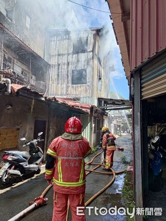 ▲新店安和路鐵皮屋火警，一家8口慌亂逃生。（圖／記者陸運陞翻攝）