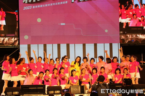 ▲22日晚間在台東縣立體育館舉行賦你婦女系列活動「唱出新女力 憶起向前行」演唱會。（圖／記者楊漢聲翻攝）