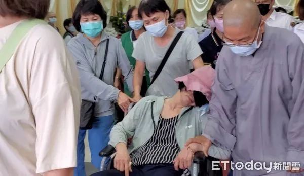 ▲▼             屏東明揚工廠大火，消防員陳柏翰殉職，母親因身體虛弱就醫。（圖／記者黃彥傑攝）