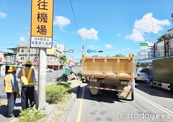 ▲桃園市蘆竹區今天上午一輛轎車行經蘆竹區南山路、長興路口處時，由外側車道切入內側車道，後方聯結車煞車不及追撞事故。（圖／記者沈繼昌翻攝）