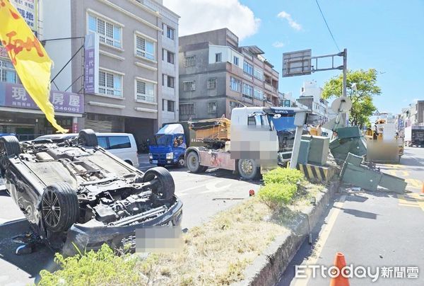 ▲桃園市蘆竹區今天上午一輛轎車行經蘆竹區南山路、長興路口處時，由外側車道切入內側車道，後方聯結車追撞造成轎車被撞翻，現場一片狼藉。（圖／記者沈繼昌翻攝）