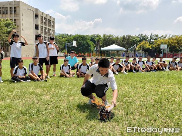 ▲長億高中成長儀式，師長們給予高三學生祝福，鼓勵學生珍惜一同努力的夥伴，凝聚眾人之力邁向高峰。（圖／記者游瓊華翻攝）