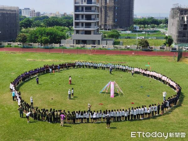 ▲長億高中成長儀式，師長們給予高三學生祝福，鼓勵學生珍惜一同努力的夥伴，凝聚眾人之力邁向高峰。（圖／記者游瓊華翻攝）