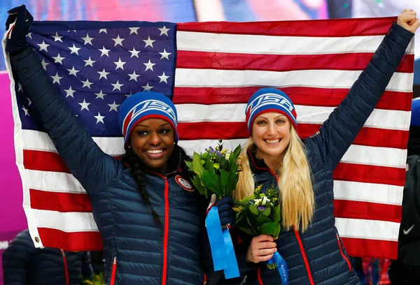 ▲▼美國雪車女子選手埃文斯（Aja Evans，左）於2014年索契冬奧會上，與搭檔格羅貝爾（Jamie Greubel，右）獲得銅牌。（圖／路透）