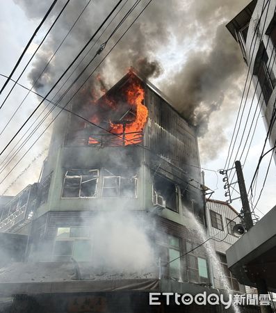 ▲▼台中東勢一棟透天民宅大火，烈焰沖天，險波及電線。（圖／民眾提供，下同）